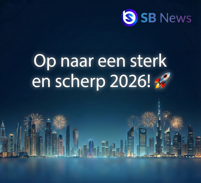 Afbeelding met het SB News-logo bovenaan. Op de voorgrond staat de tekst: “Op naar een sterk en scherp 2026!” met een raket-emoji. Op de achtergrond is een moderne skyline aan het water te zien tijdens de nacht, met vuurwerk boven de gebouwen. De sfeer is feestelijk en toekomstgericht.