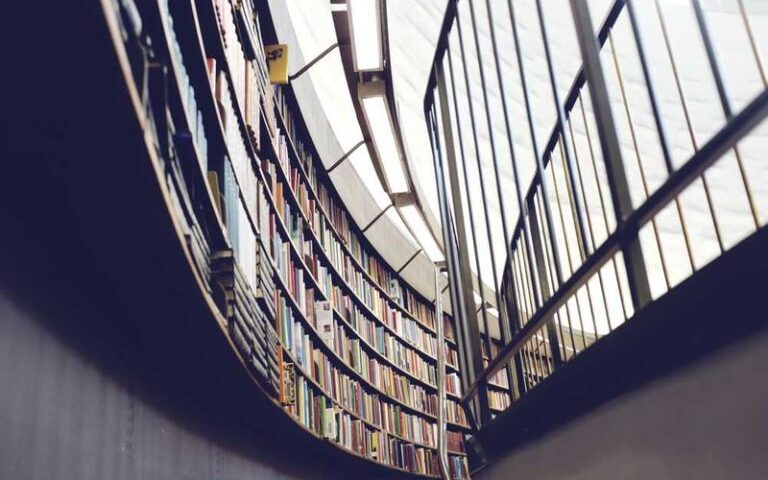 Bitcoin krabbelt op na zware daling, maar altcoins blijven stil